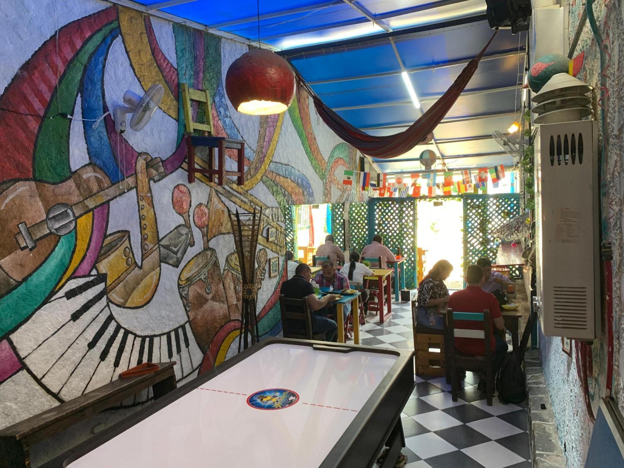 The Pelican Larry Hostel كالي المظهر الخارجي الصورة